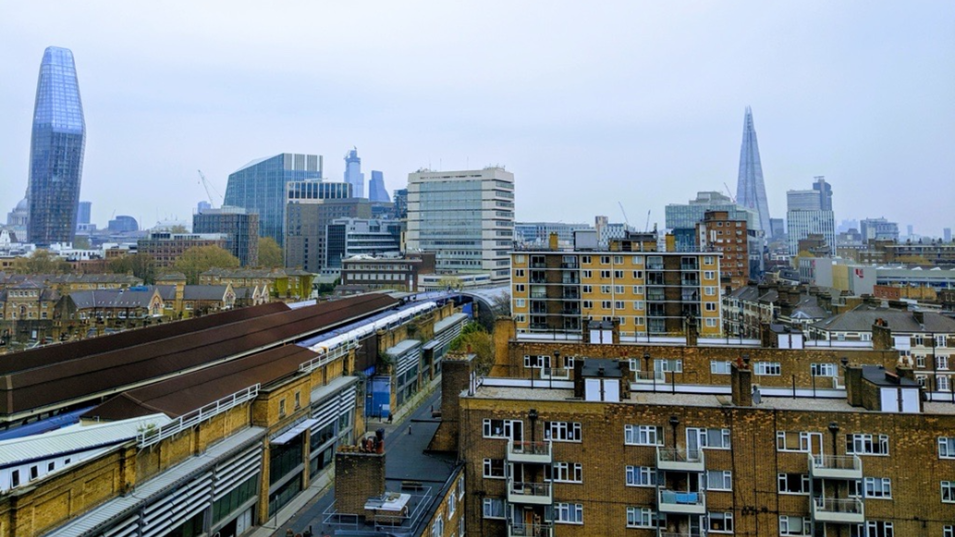 View towards London Bridge with residential homes in the foregeound.